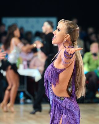 Veronika 💜 📸 @tanecnisvet #felli #fellidancewear #felligirl #nosimfelli #competitiondress #ballroomdancewear #latindancewear
